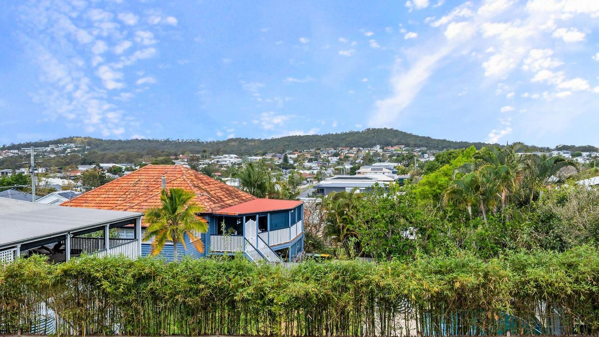 Elegant 4-bedroom Upper-level In Camp Hill Brisbane