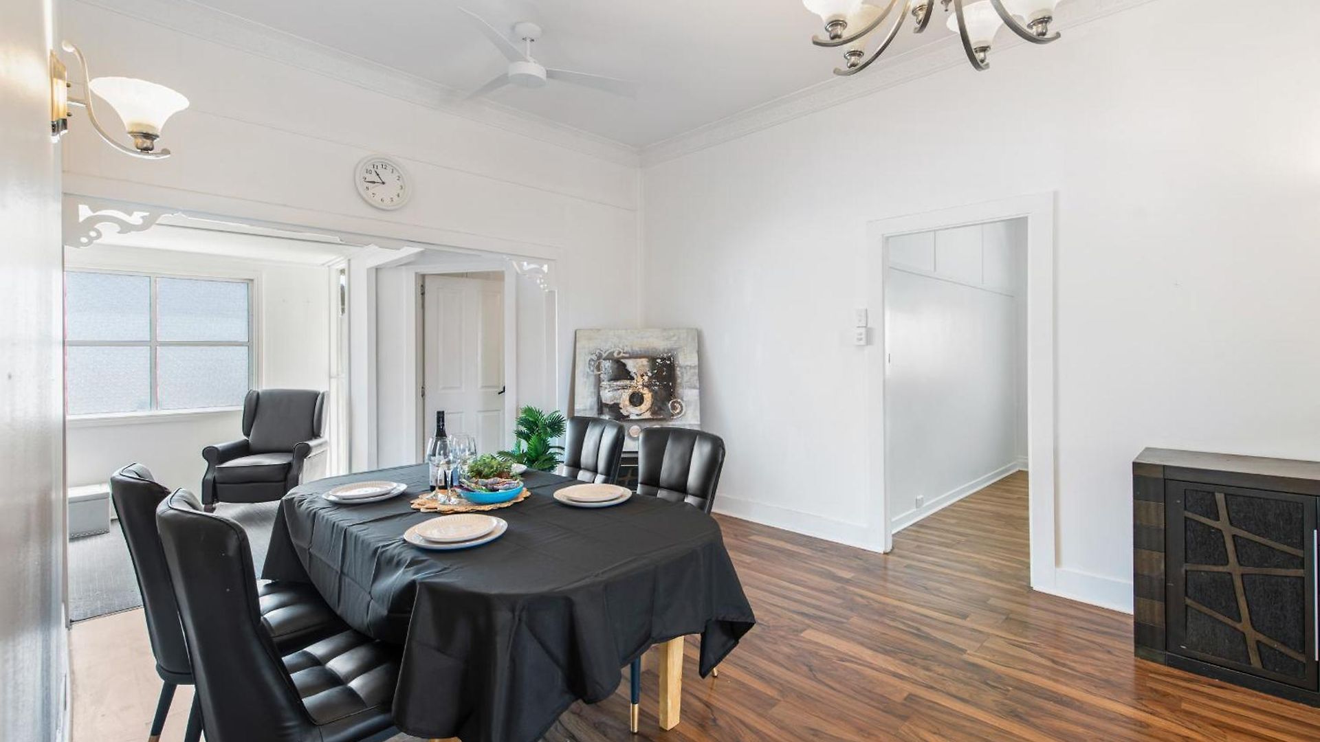 Elegant 4-bedroom Upper-level In Camp Hill Holiday home Brisbane