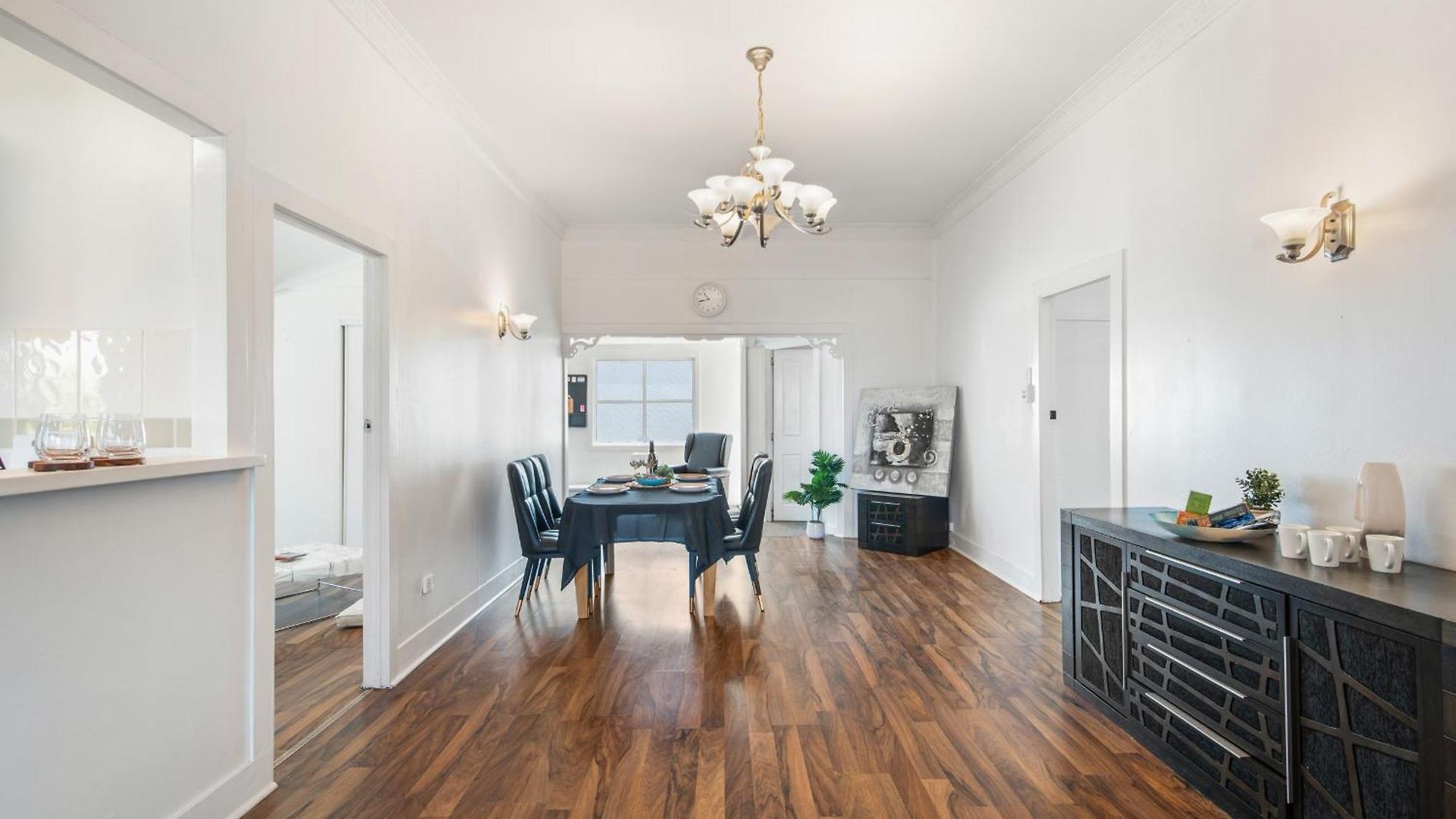 Elegant 4-bedroom Upper-level In Camp Hill Brisbane