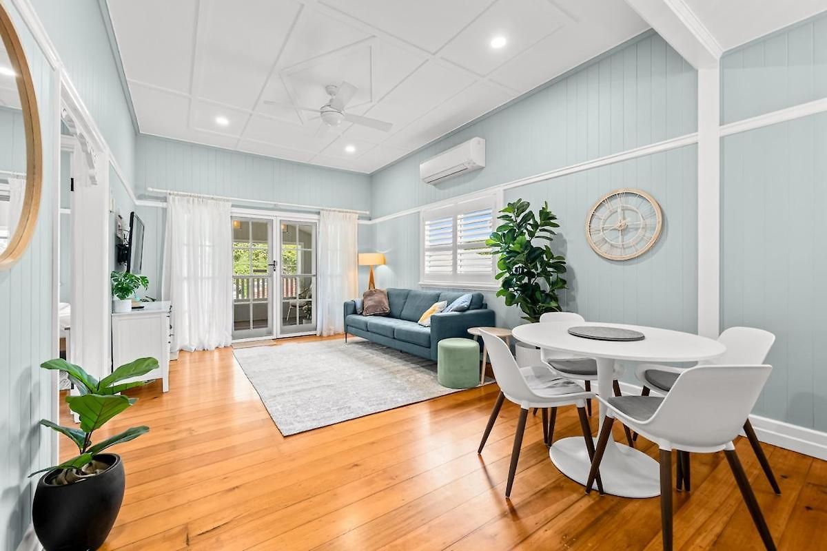 Restored Queenslander Cottage-private Pool&garden Holiday home