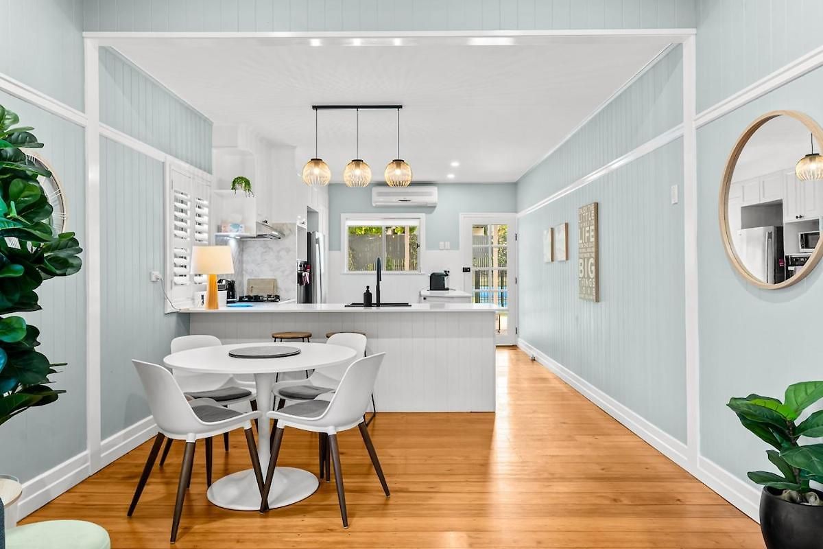 Restored Queenslander Cottage-private Pool&garden Brisbane