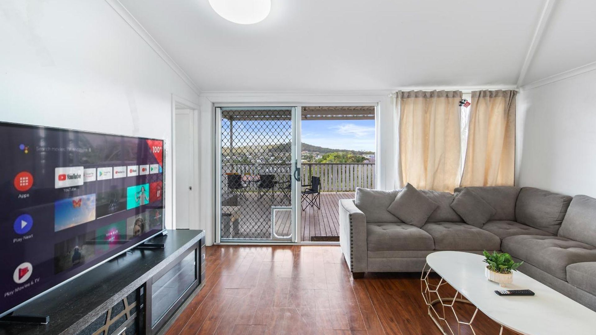 Elegant 4-bedroom Upper-level In Camp Hill Holiday home Brisbane