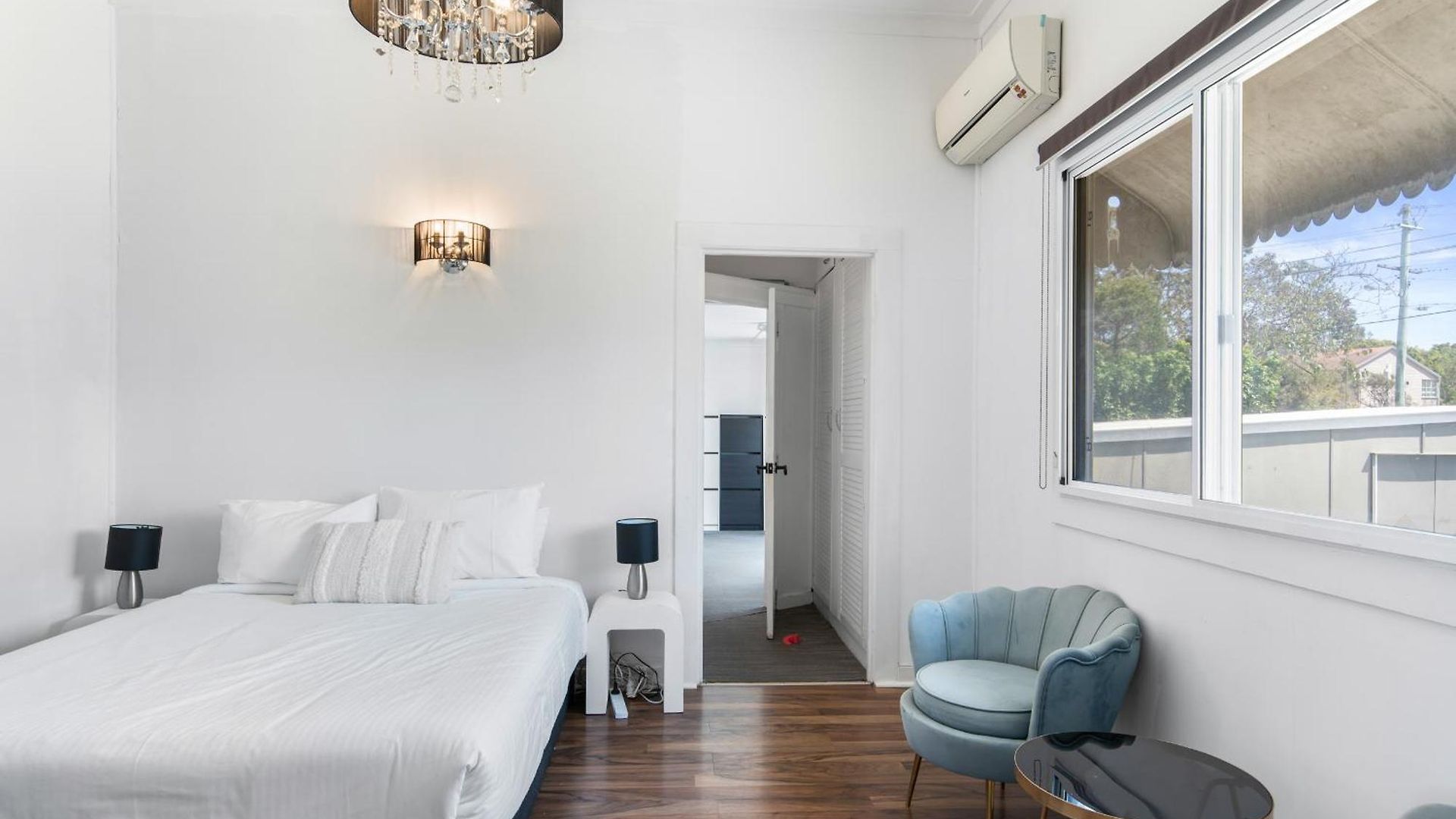 Elegant 4-bedroom Upper-level In Camp Hill Holiday home Brisbane