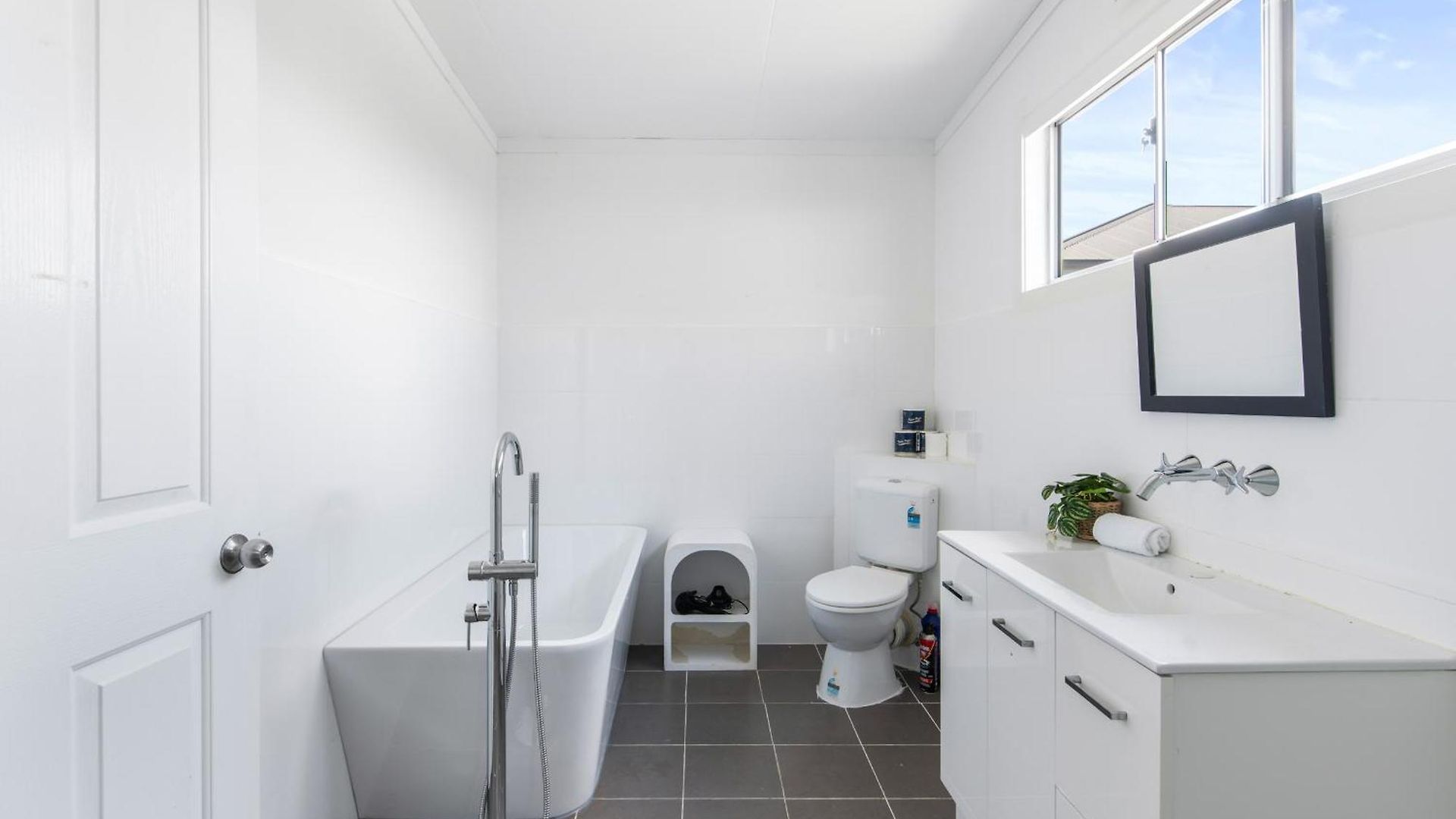 Elegant 4-bedroom Upper-level In Camp Hill Brisbane