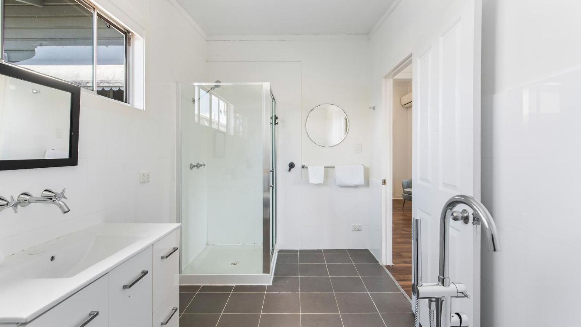 Holiday home Elegant 4-bedroom Upper-level In Camp Hill Brisbane