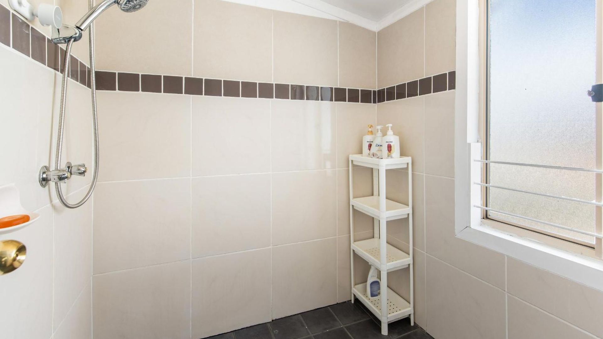 Elegant 4-bedroom Upper-level In Camp Hill Holiday home Brisbane
