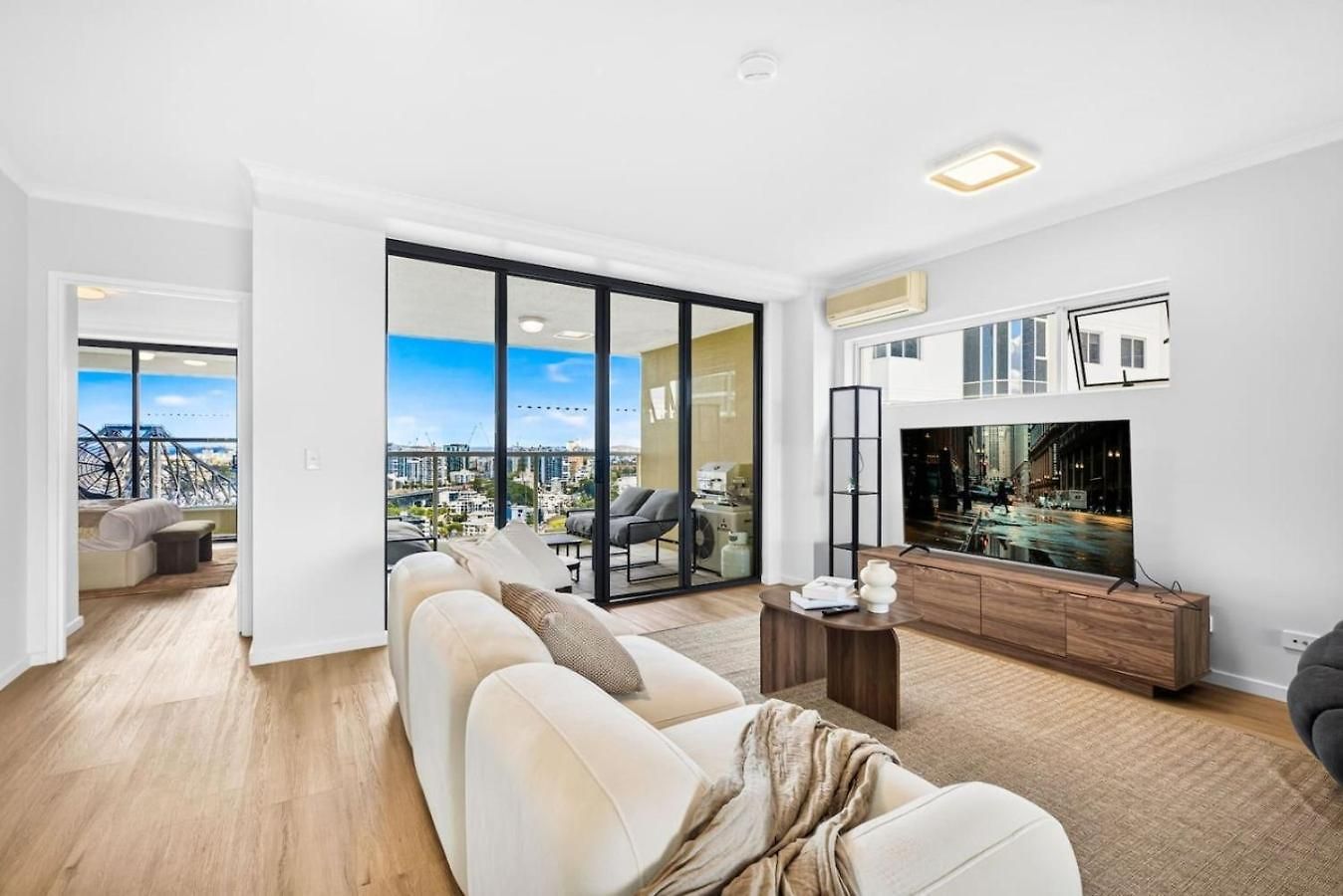 Apartment Wake To The River 3 Bedroom Riverside With Pool Gym And Parking *
