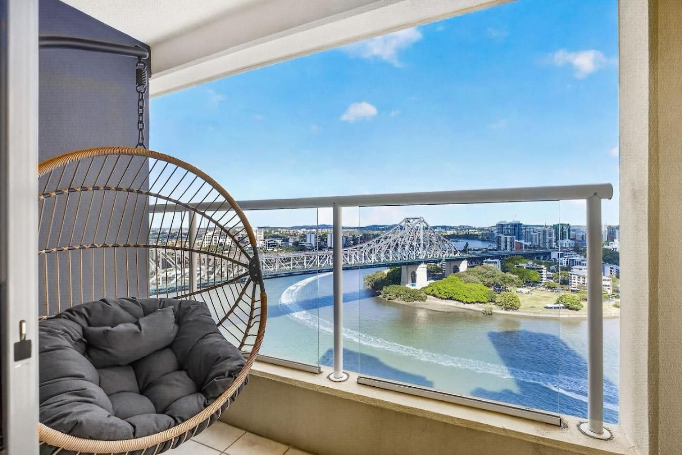 Wake To The River 3 Bedroom Riverside With Pool Gym And Parking Apartment