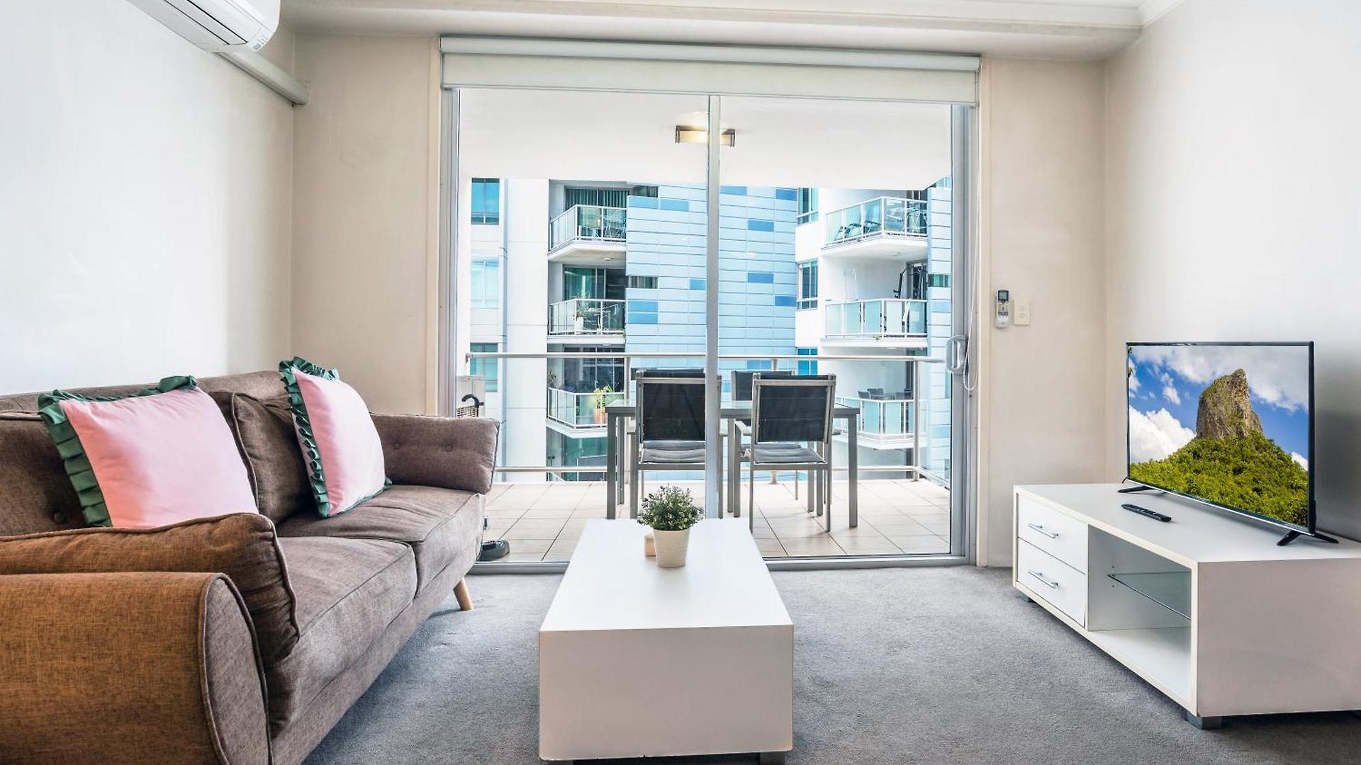 Prime Location River Glimpse 2br Walk To Cbd With Parking * Brisbane