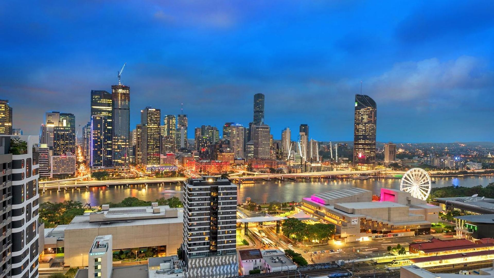 Apartment Million Dollar Views & Location! Walk To Cbd! *