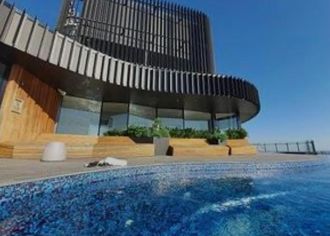 Rooftop Infinite Pool Cozy Upper Level Unit Cbd Apartment *