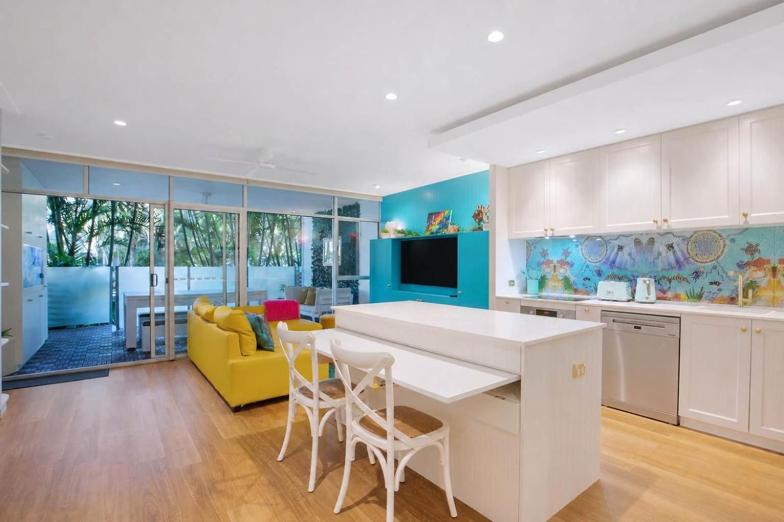 The Fishbowl - 1bed-1bath-1car-pool