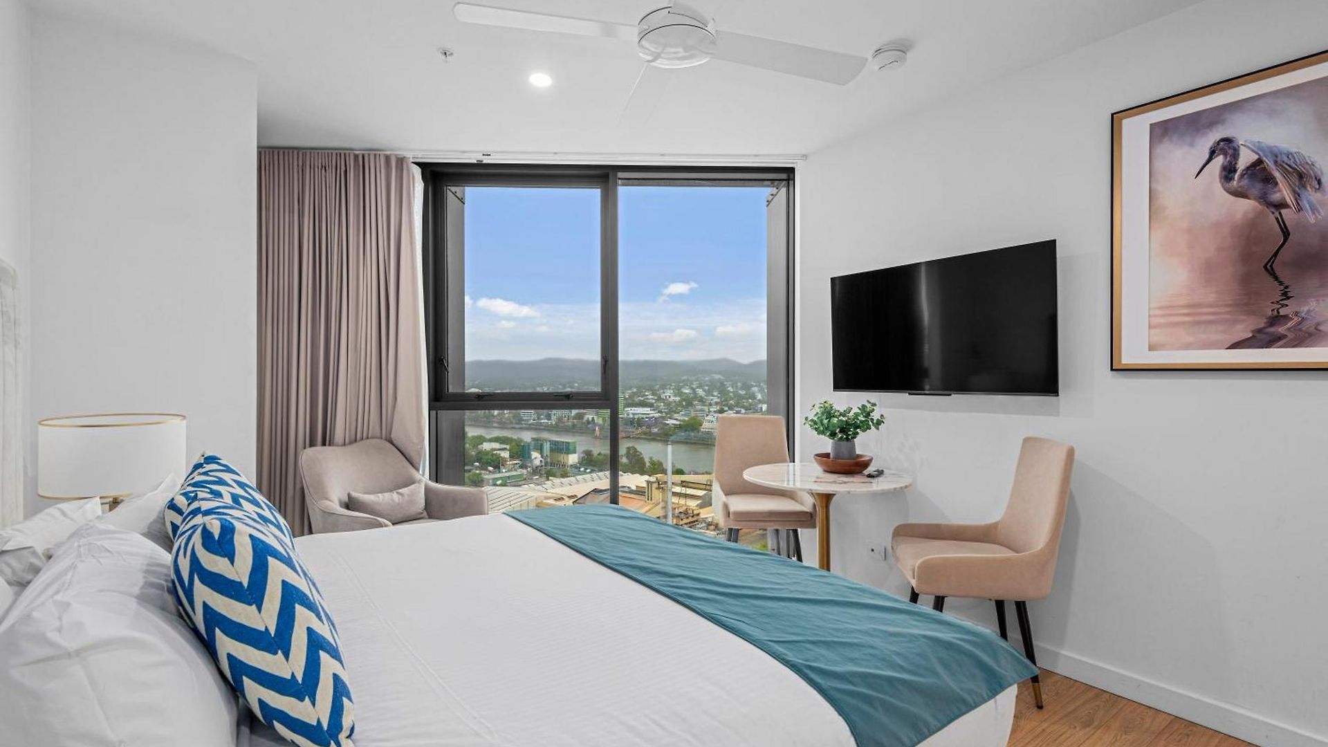 Apartment Stunning River & Mountain View W Pool & Gym *