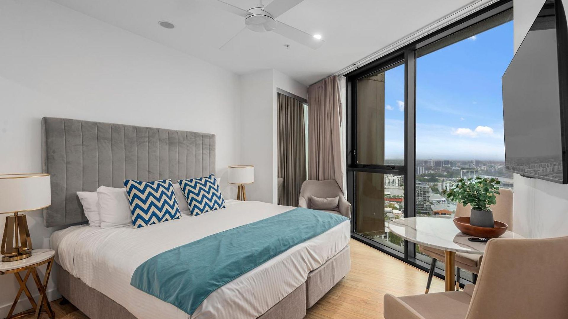 Stunning River & Mountain View W Pool & Gym Brisbane