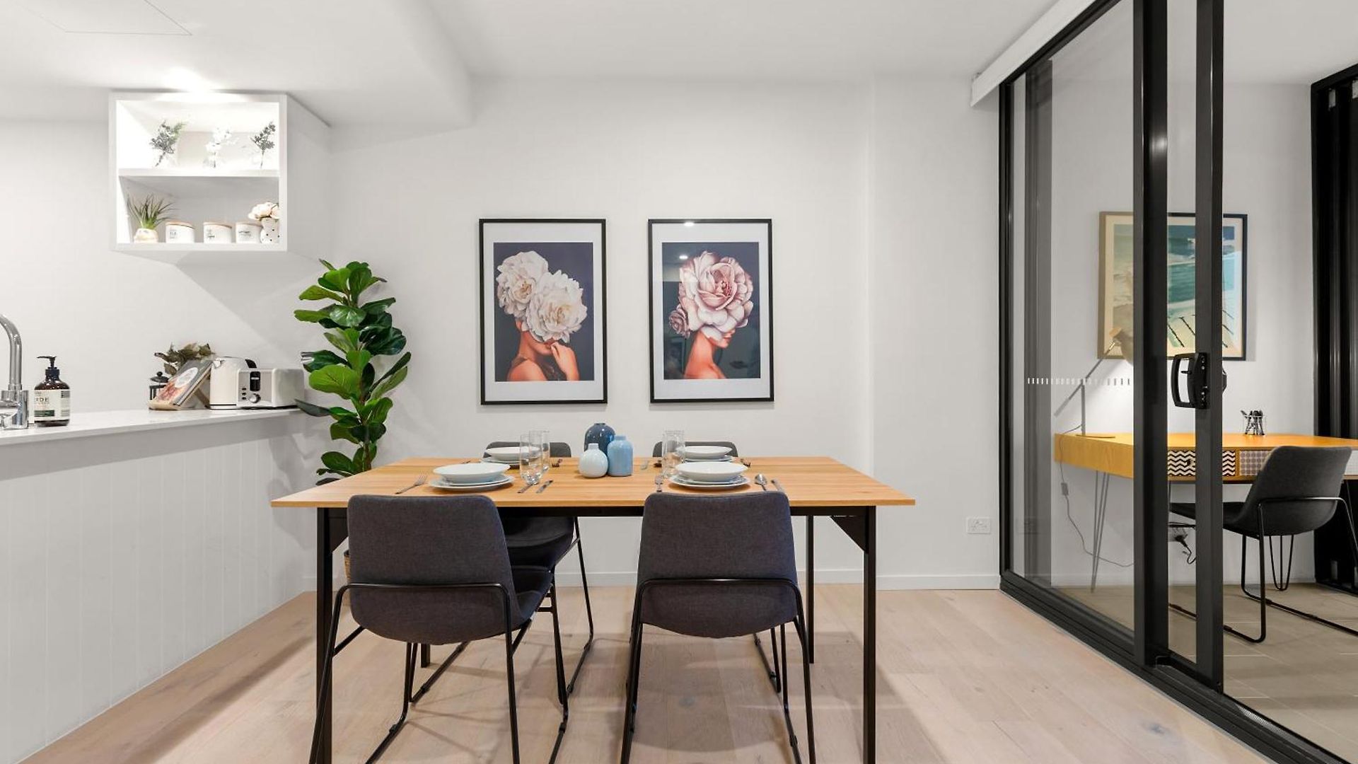 Million Dollar Views & Location! Walk To Cbd! Apartment *