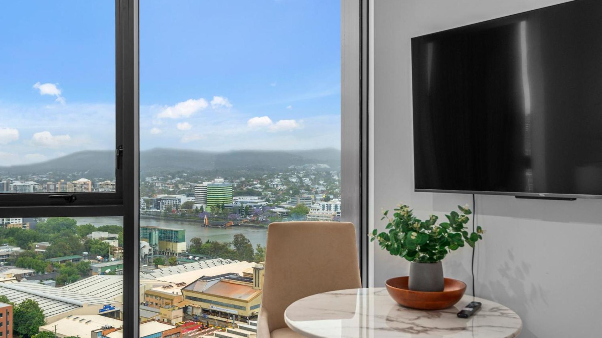 Stunning River & Mountain View W Pool & Gym Brisbane