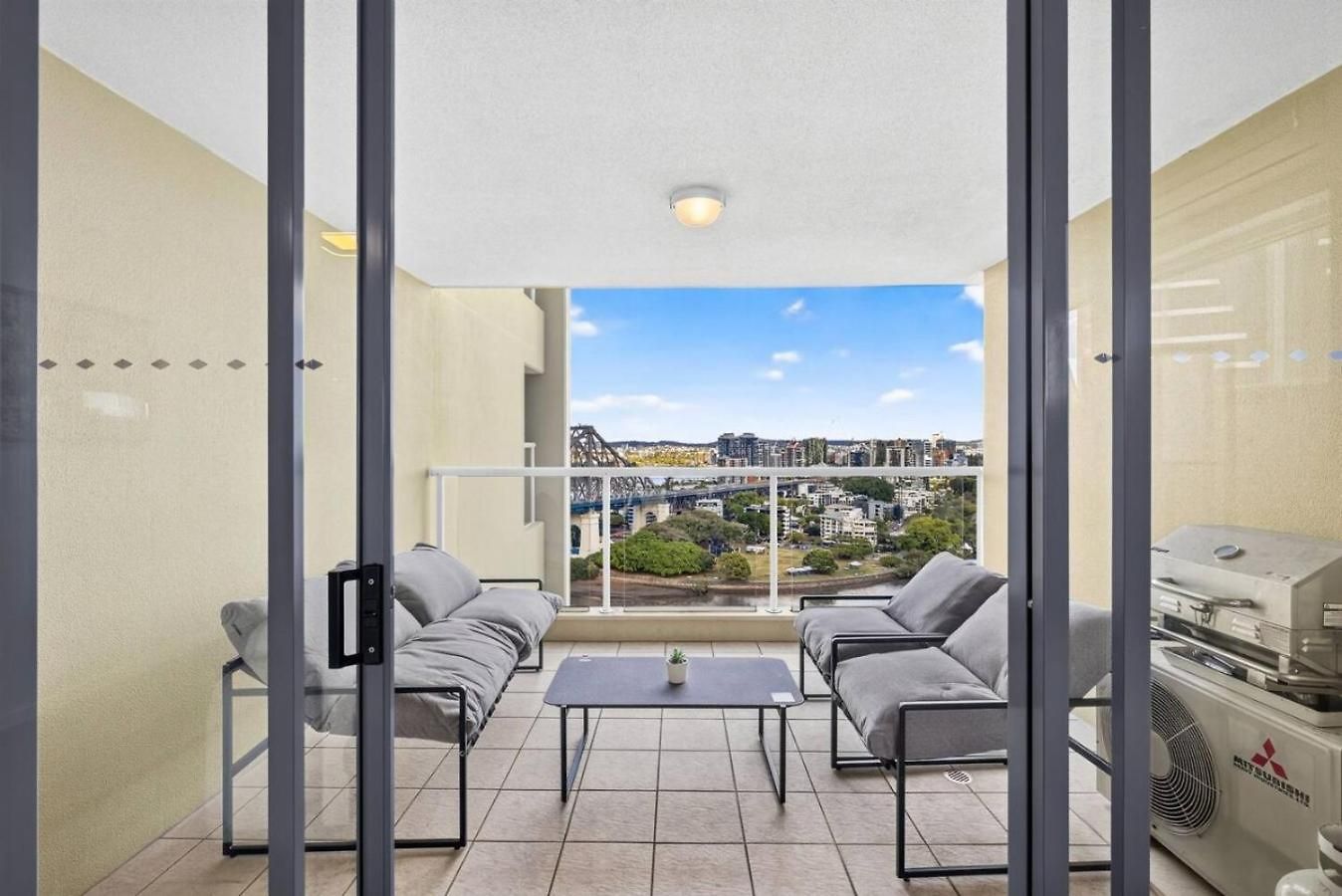 Wake To The River 3 Bedroom Riverside With Pool Gym And Parking