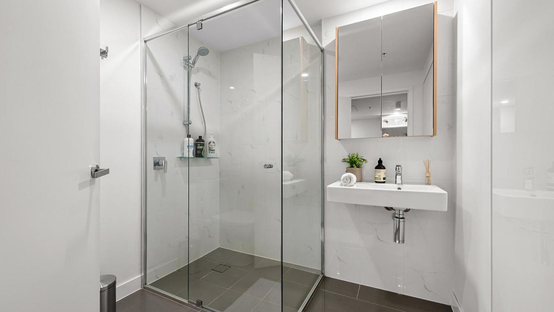 Apartment Perfect Penthouse! Views, Location, & Comfort! *