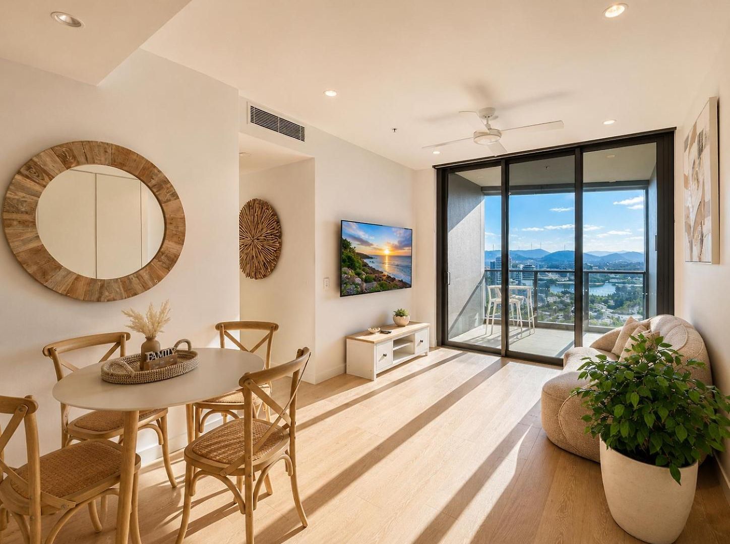 Golden Hour Haven River Views & Car Park Apartment *