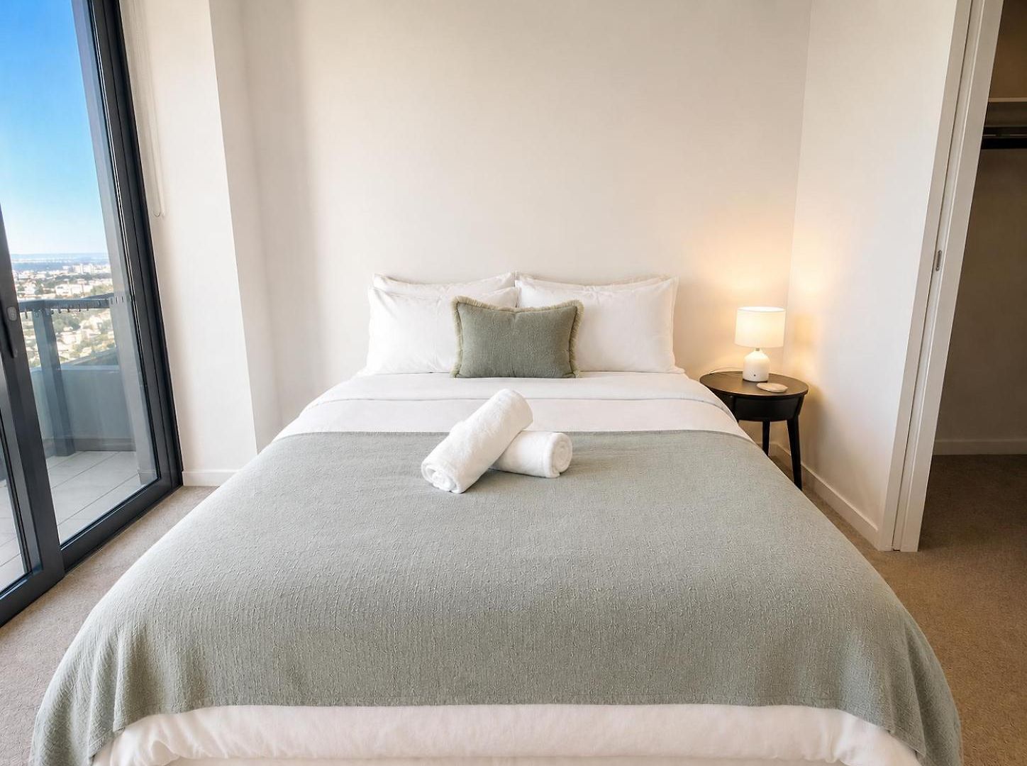 The Riverglass Retreat Skyline Escape Apartment *
