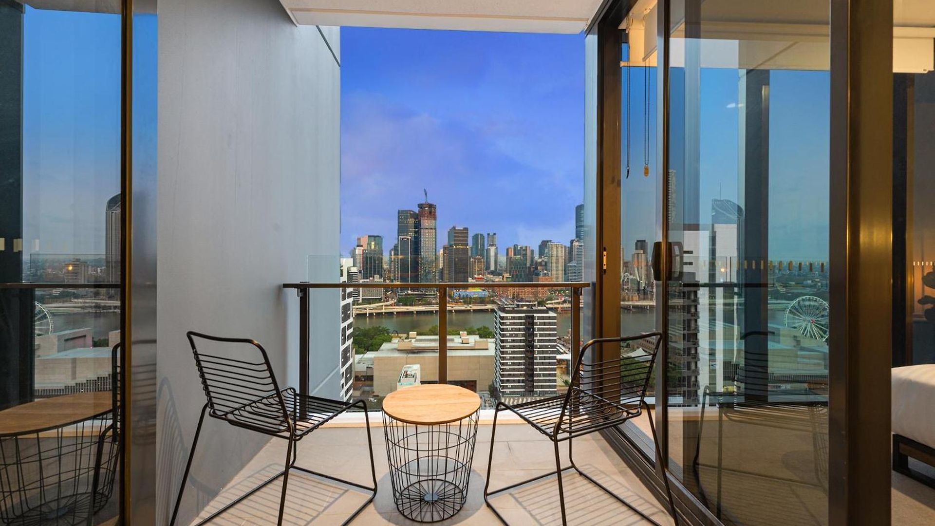 Apartment Million Dollar Views & Location! Walk To Cbd! Brisbane