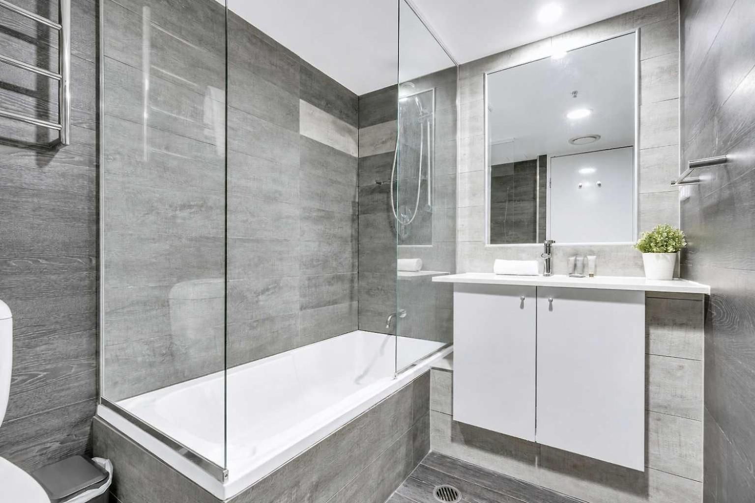 Bright Modern Cbd Parking Pool & Gym Apartment