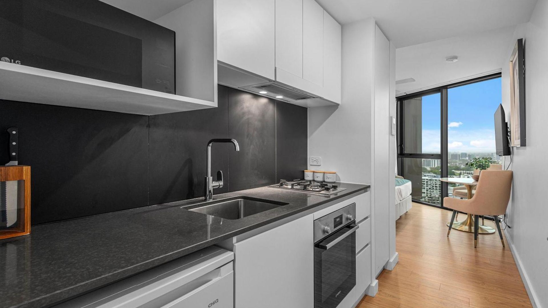 Apartment Stunning River & Mountain View W Pool & Gym