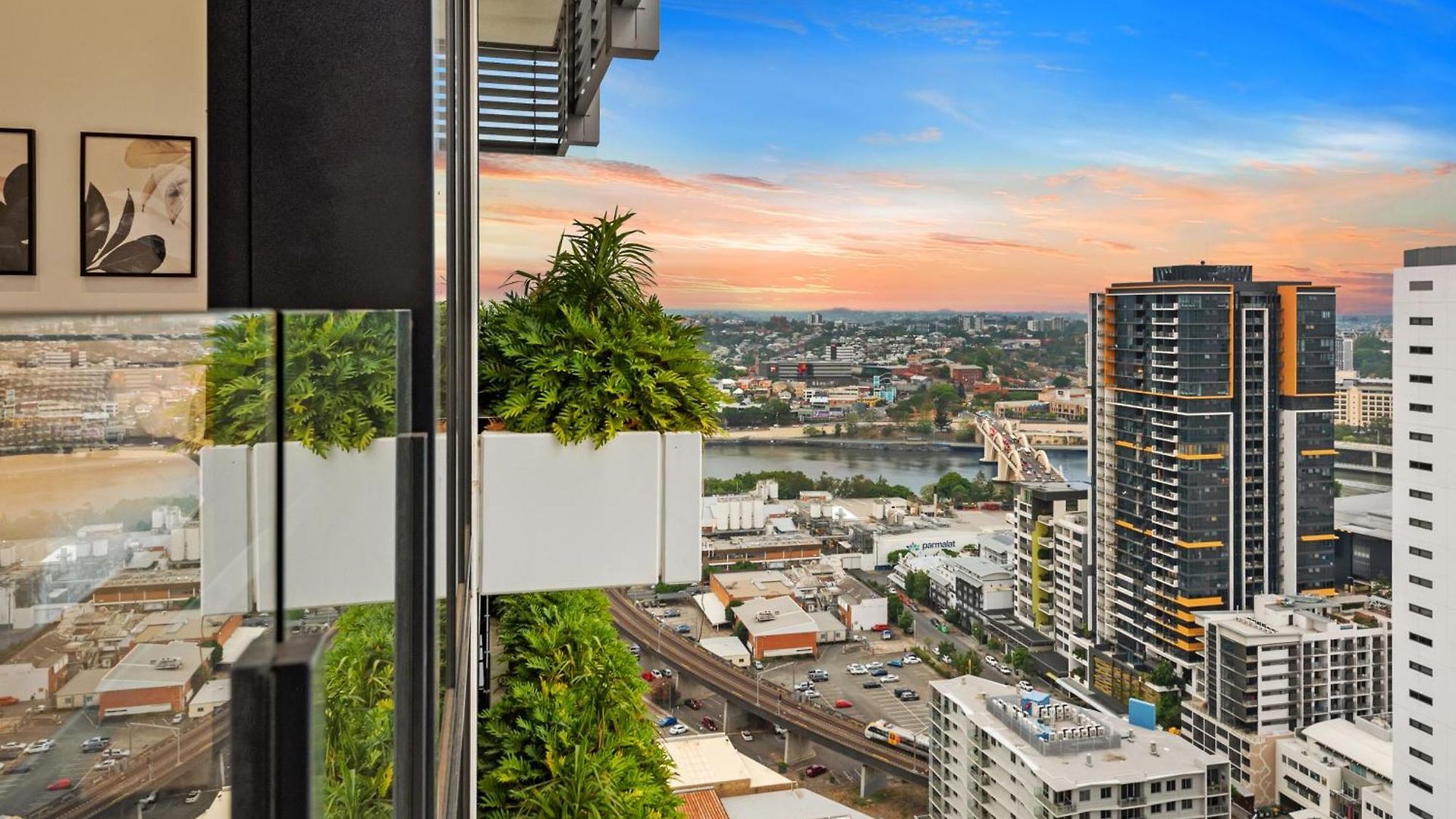 Perfect Penthouse! Views, Location, & Comfort! * Brisbane