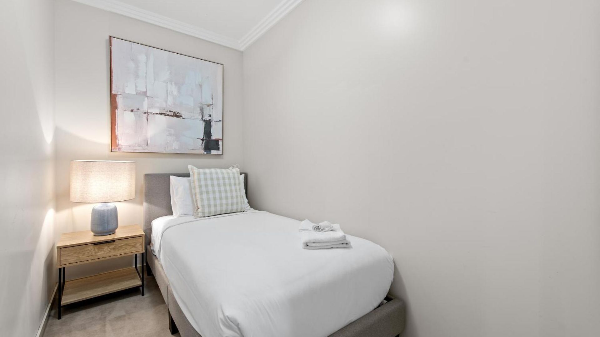 Stylish Cbd With Pool, Sauna, Gym & Bathtub *