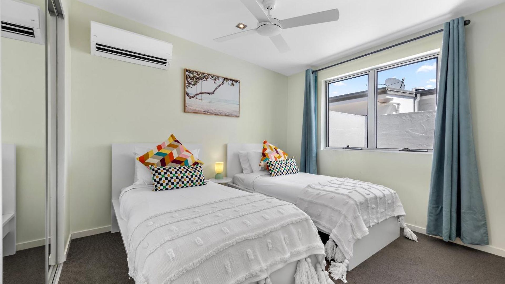 Two-level 3br With Rooftop Balcony & 2 Car Parks Brisbane