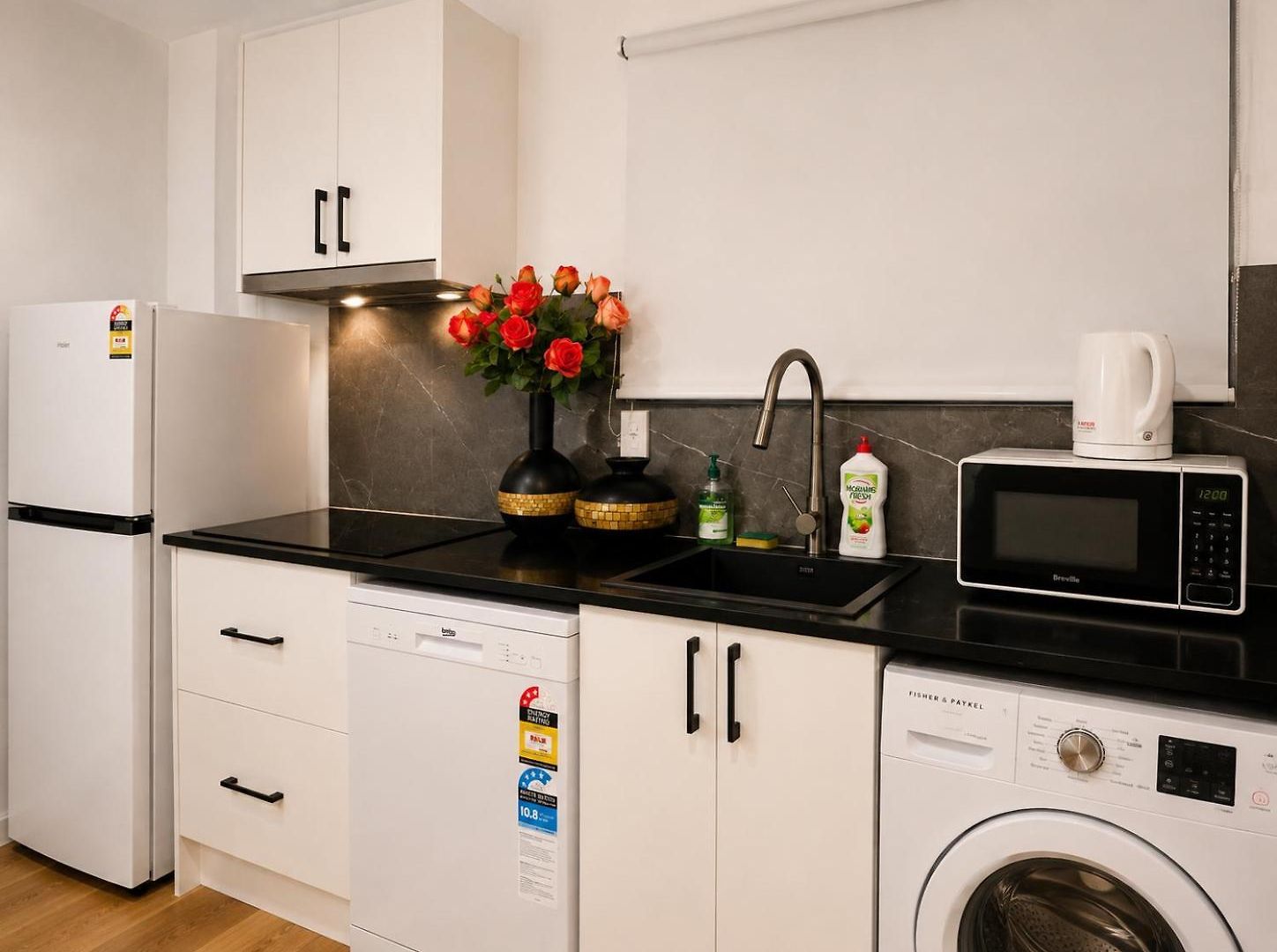 Modern Holland Park Unit With Easy Access *