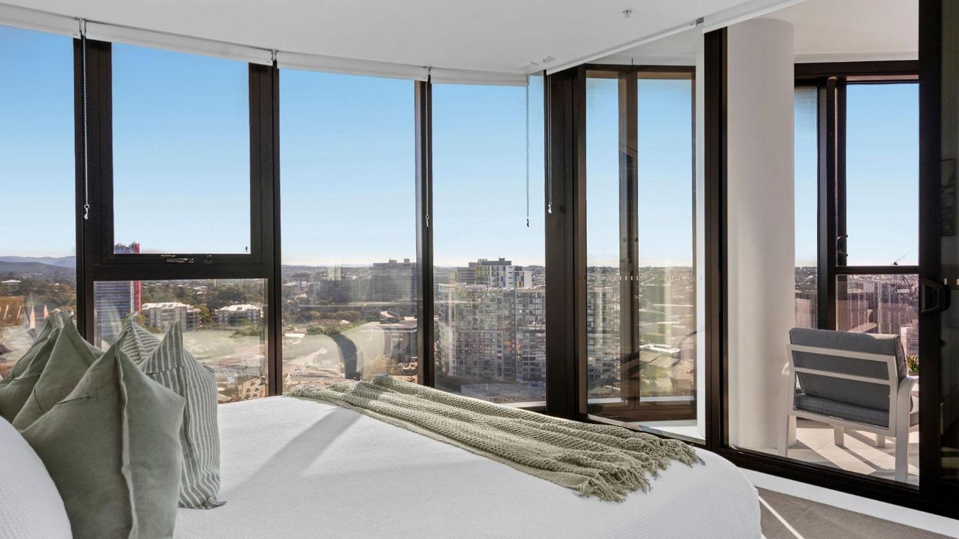 Rooftop Infinity Pool Heated Pool, Gym, Free Parking & Brisbane