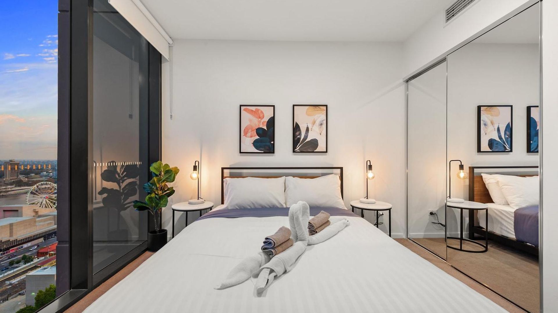 Million Dollar Views & Location! Walk To Cbd! Apartment