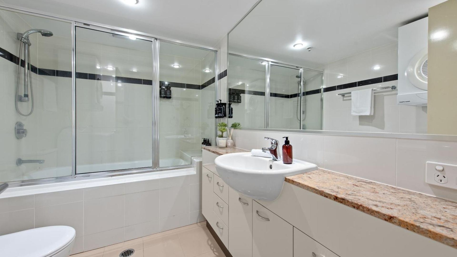 Stylish Cbd With Pool, Sauna, Gym & Bathtub Apartment *
