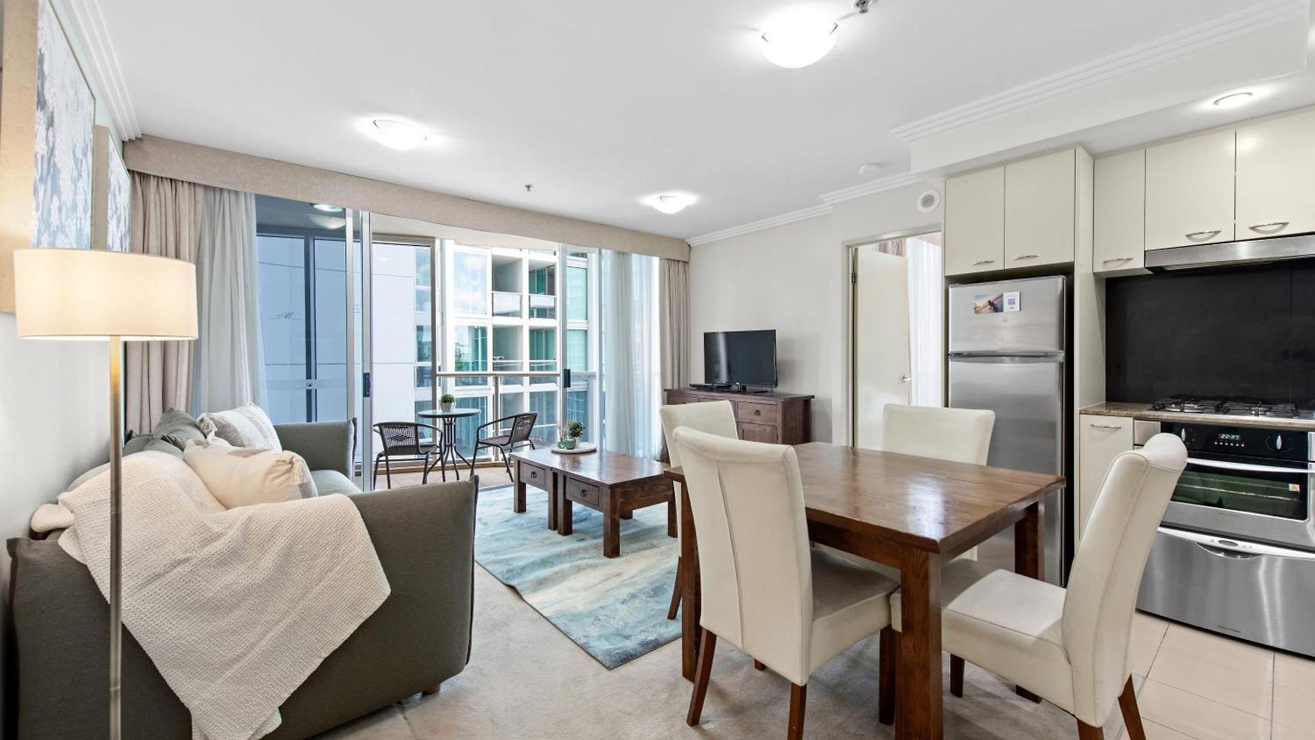 Stylish Cbd With Pool, Sauna, Gym & Bathtub Apartment