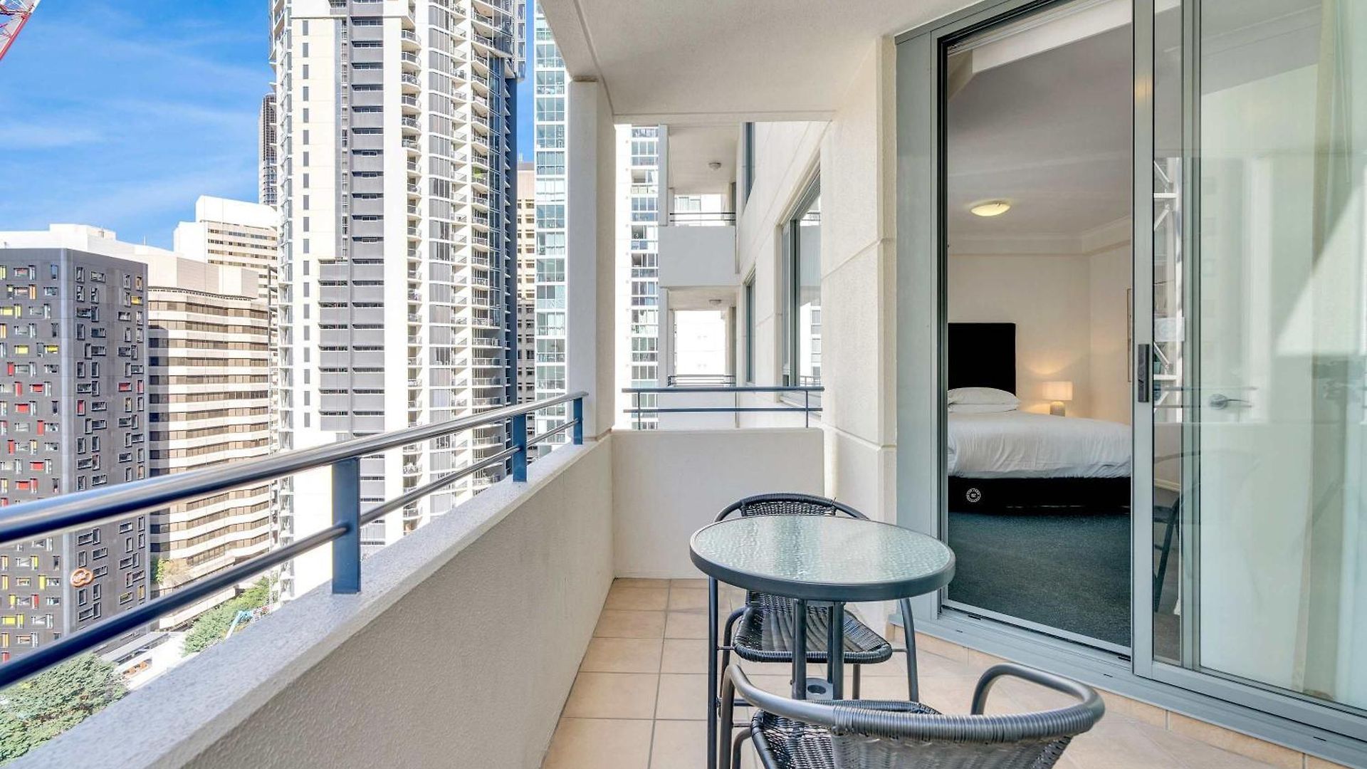 Bright Modern Cbd Parking Pool & Gym Brisbane