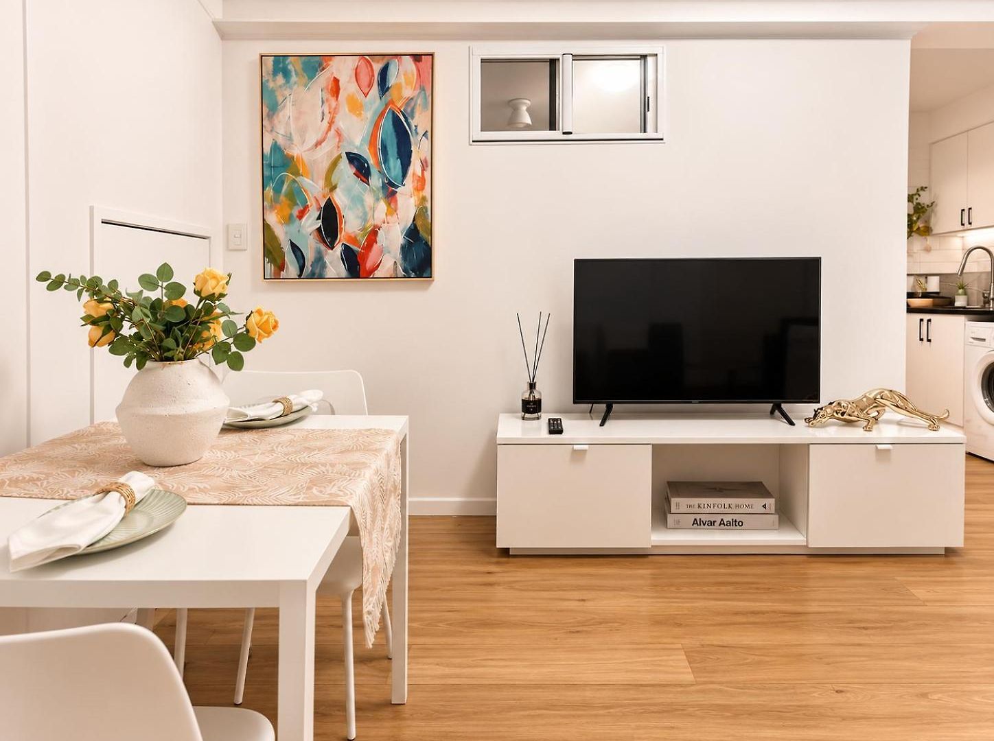 Modern Holland Park Unit With Easy Access Brisbane