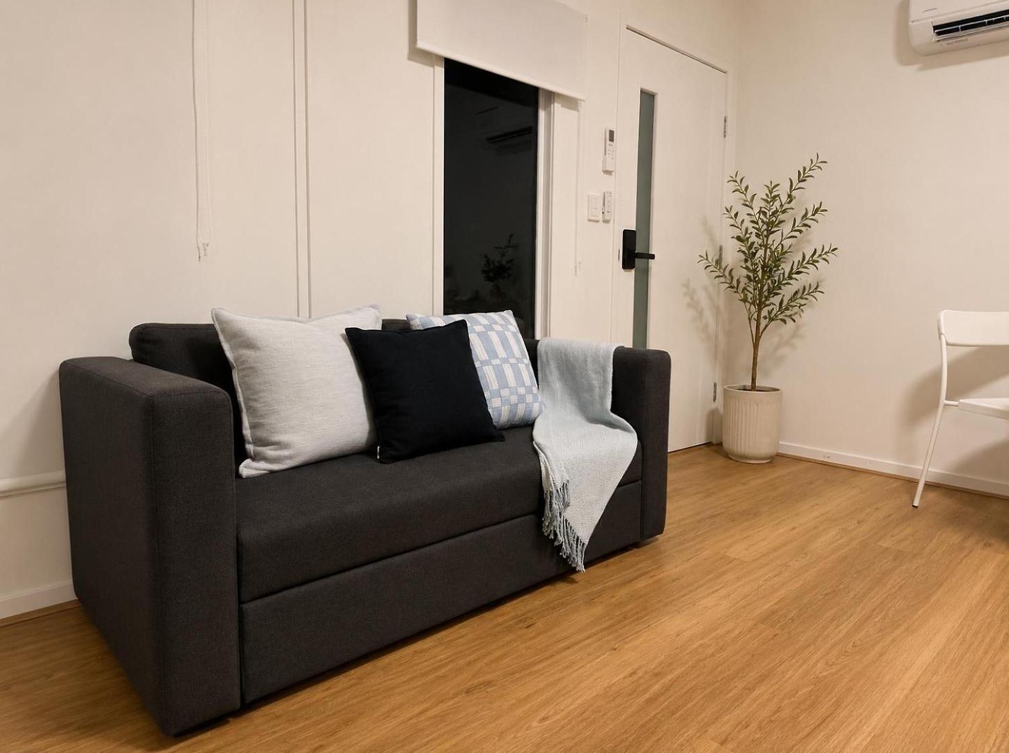 Modern Holland Park Unit With Easy Access * Brisbane
