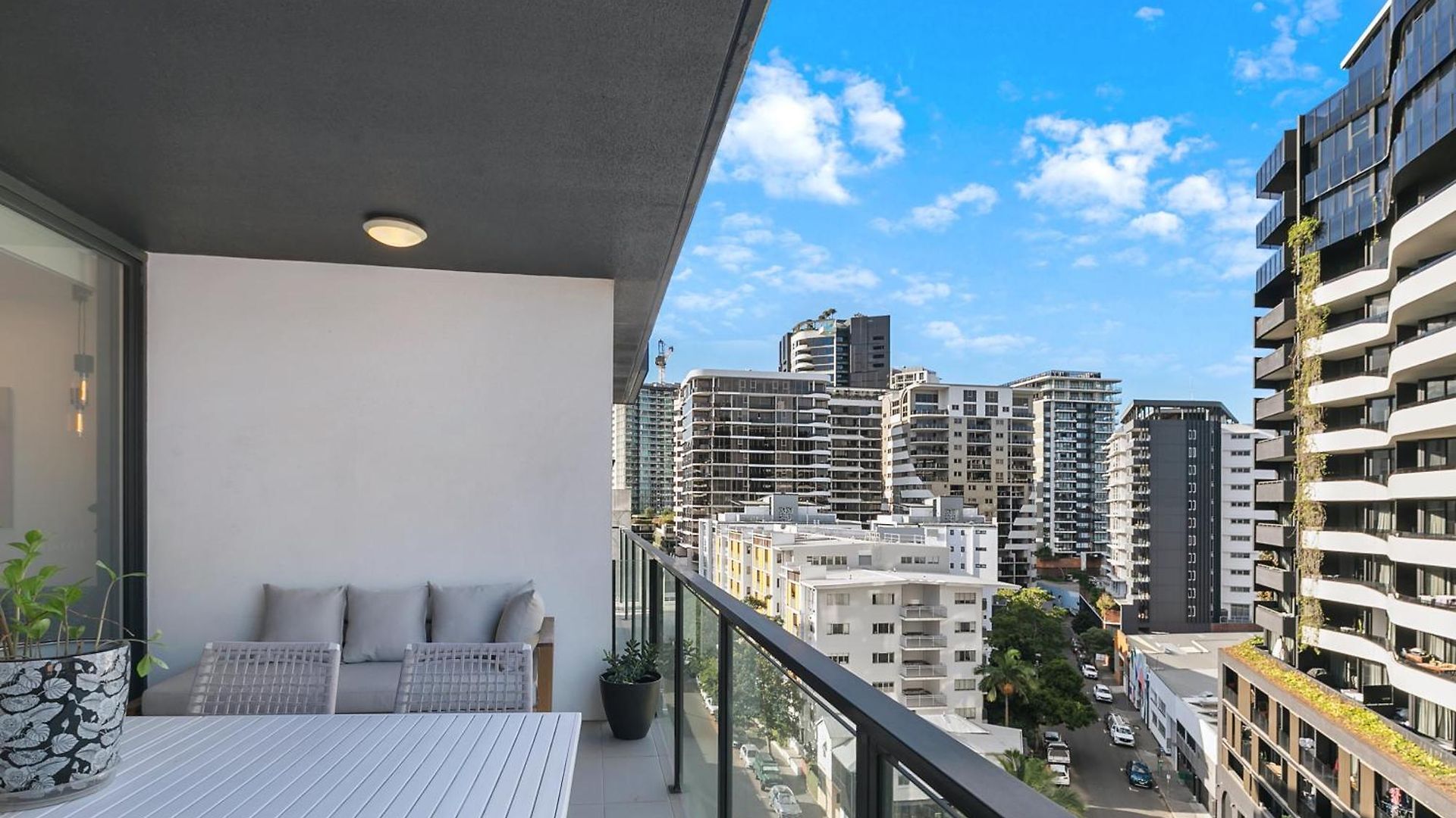 Riverstone Perch - Urban Comfort Near River *