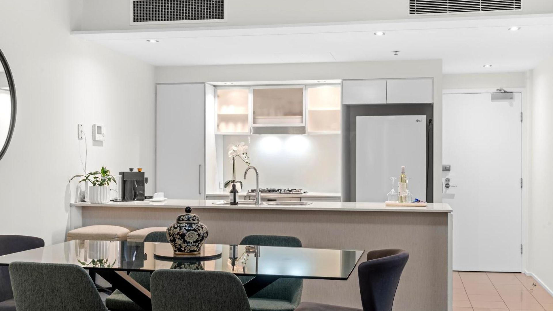 Skyline Apartment *