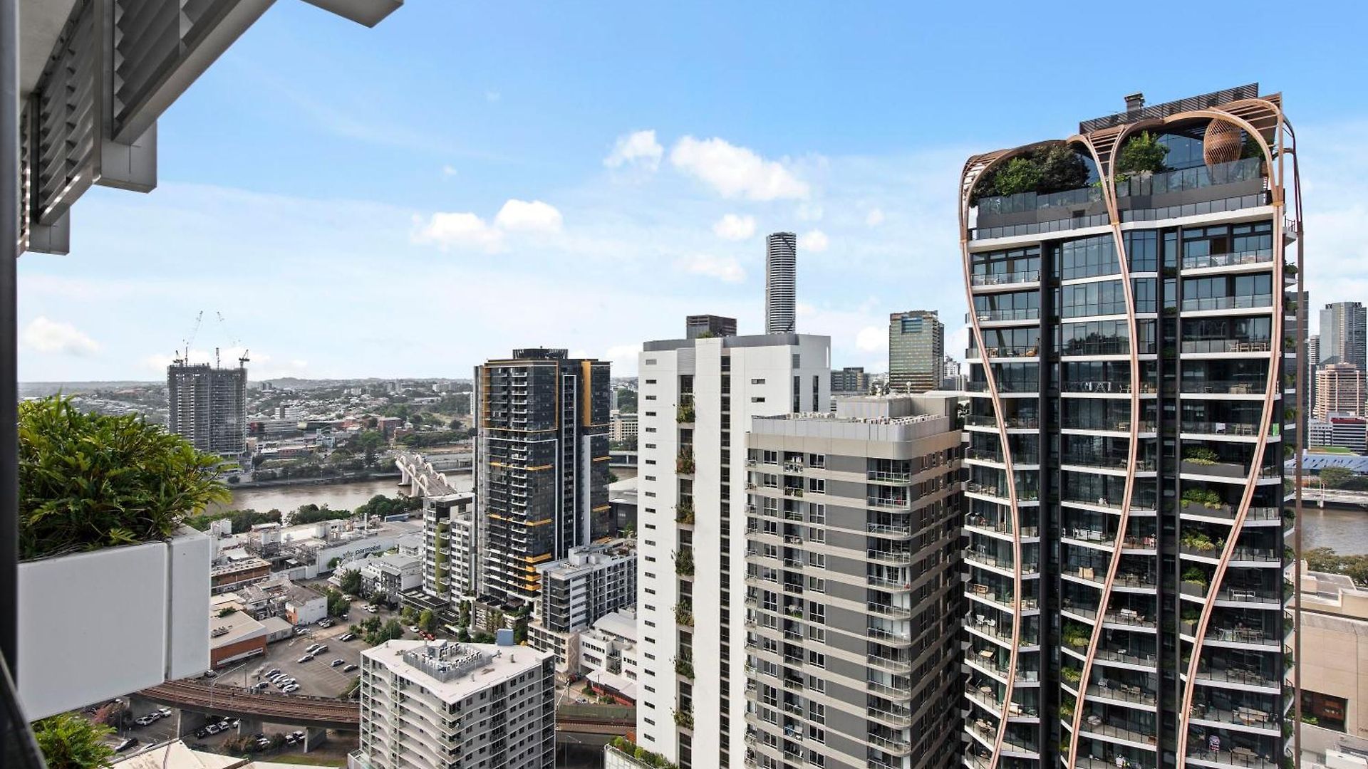 Apartment Perfect Penthouse! Views, Location, & Comfort! *