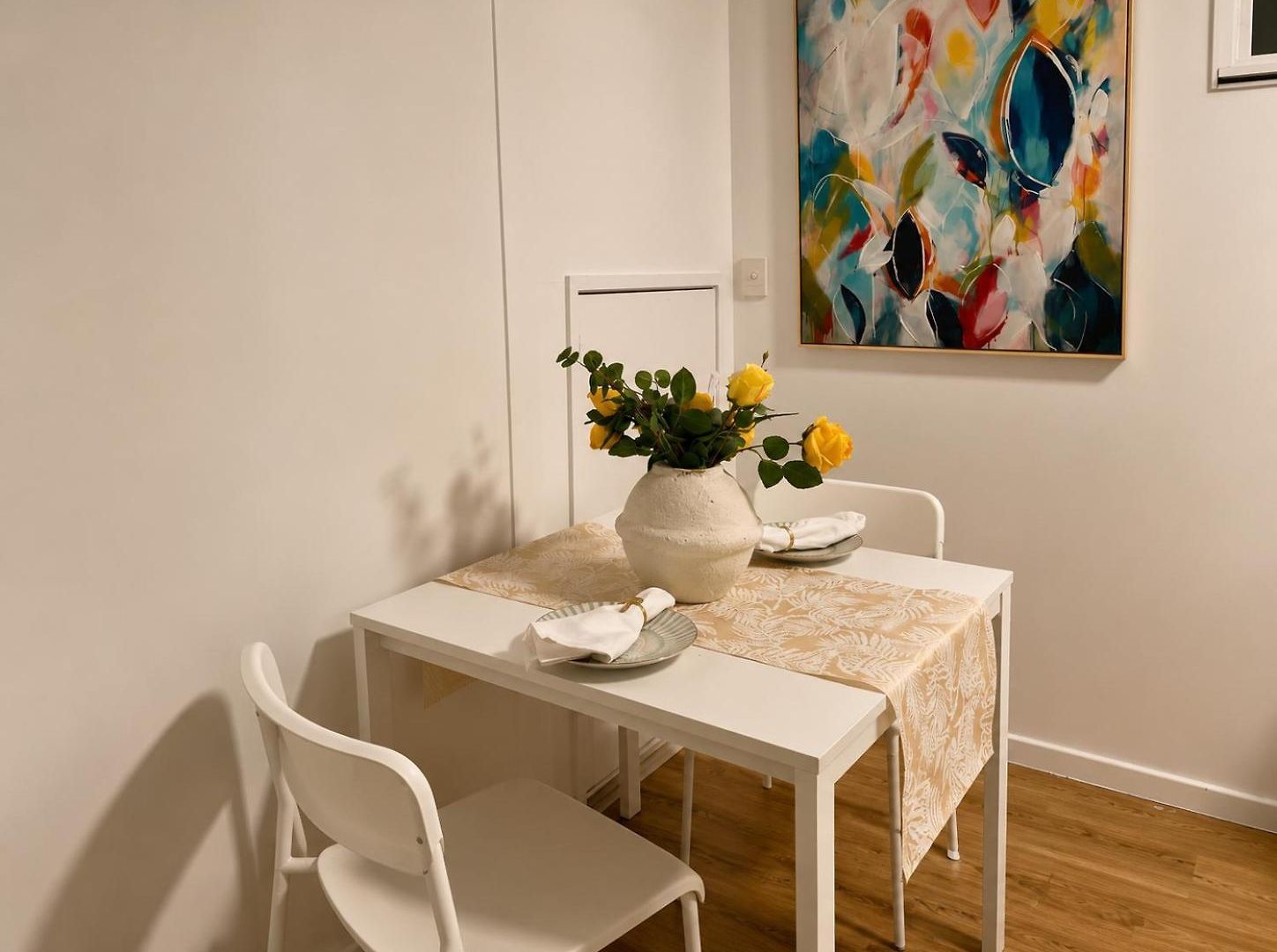 Modern Holland Park Unit With Easy Access Apartment