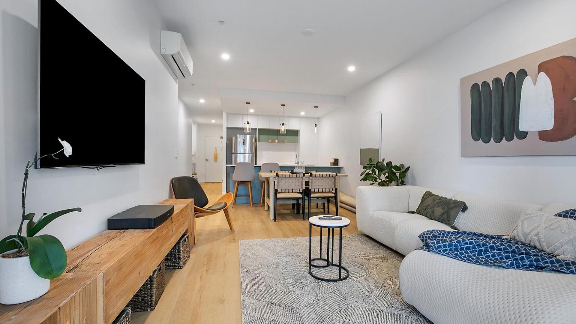 Riverstone Perch - Urban Comfort Near River Apartment *