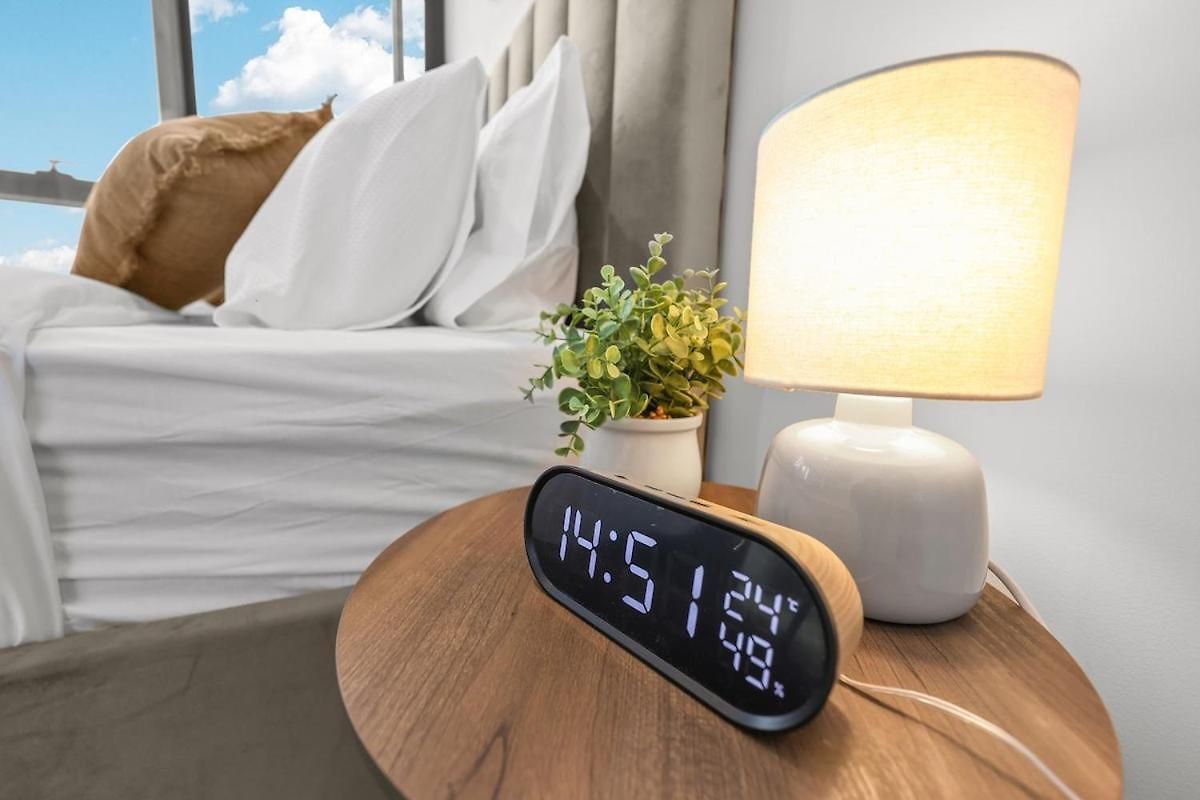 Lvl 22 - Sleep 8 - Pool Cinema & Parking Apartment *