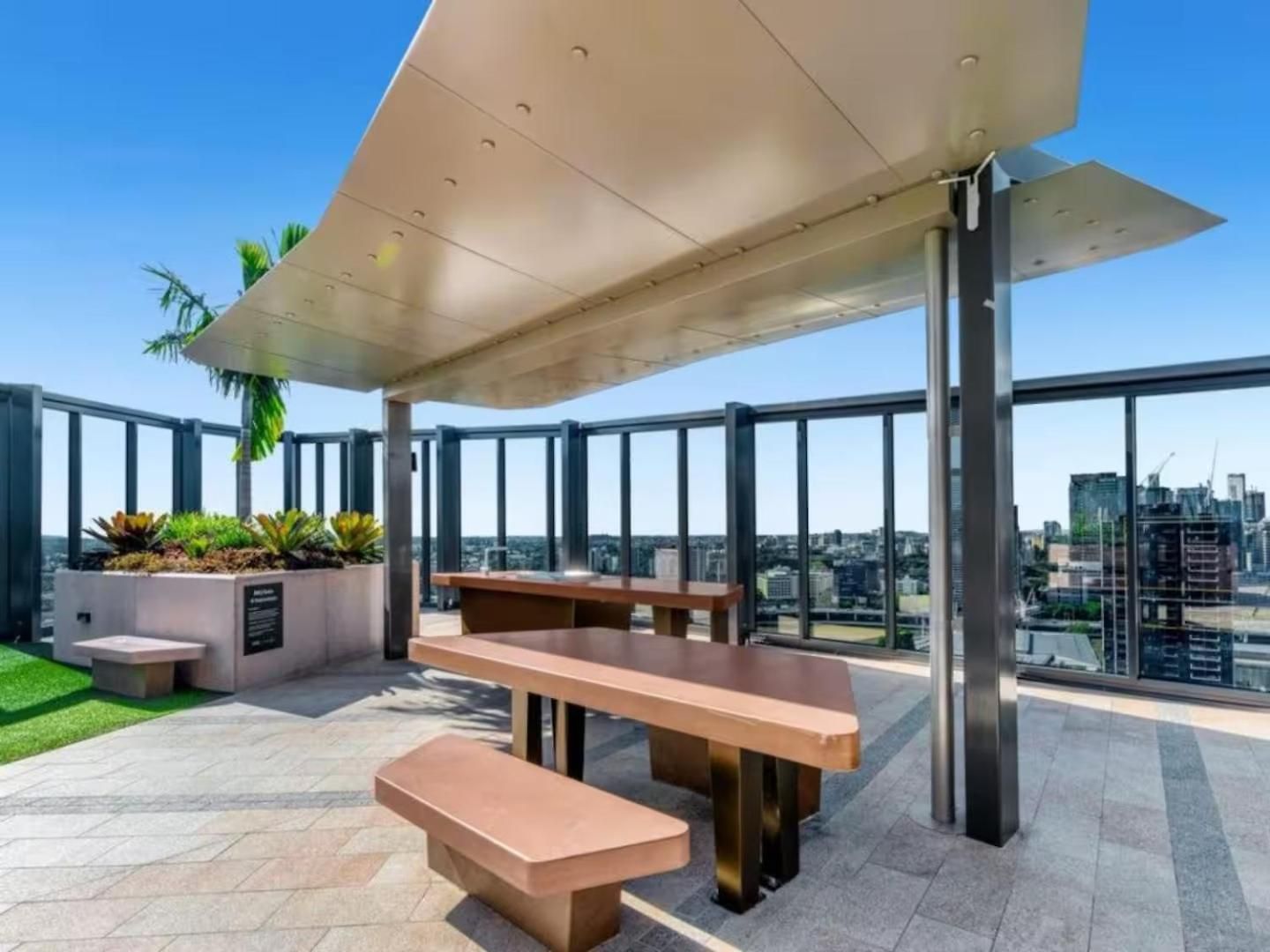 Stunning River & Mountain View W Pool & Gym Apartment *