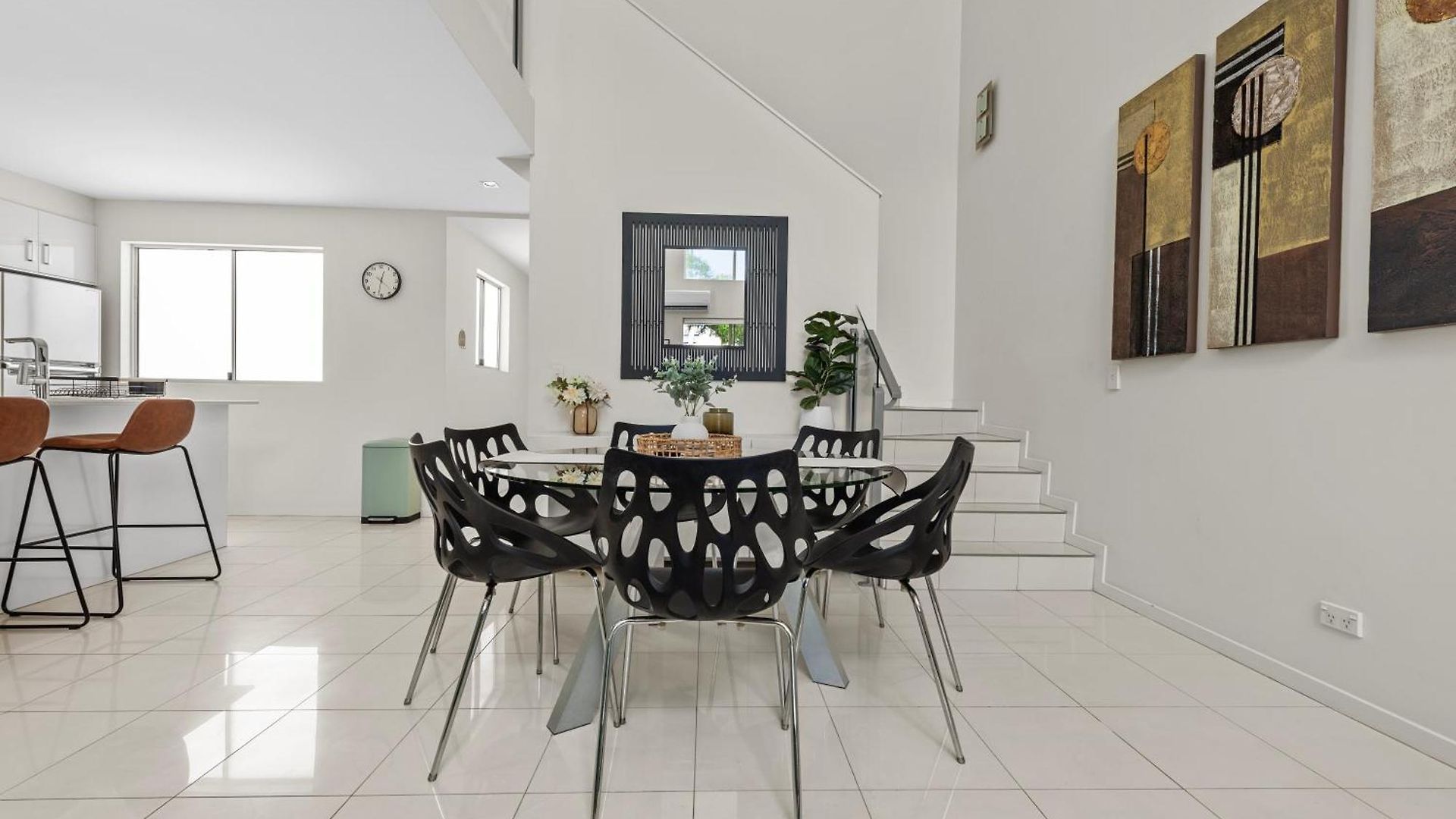 Two-level 3br With Rooftop Balcony & 2 Car Parks * Brisbane
