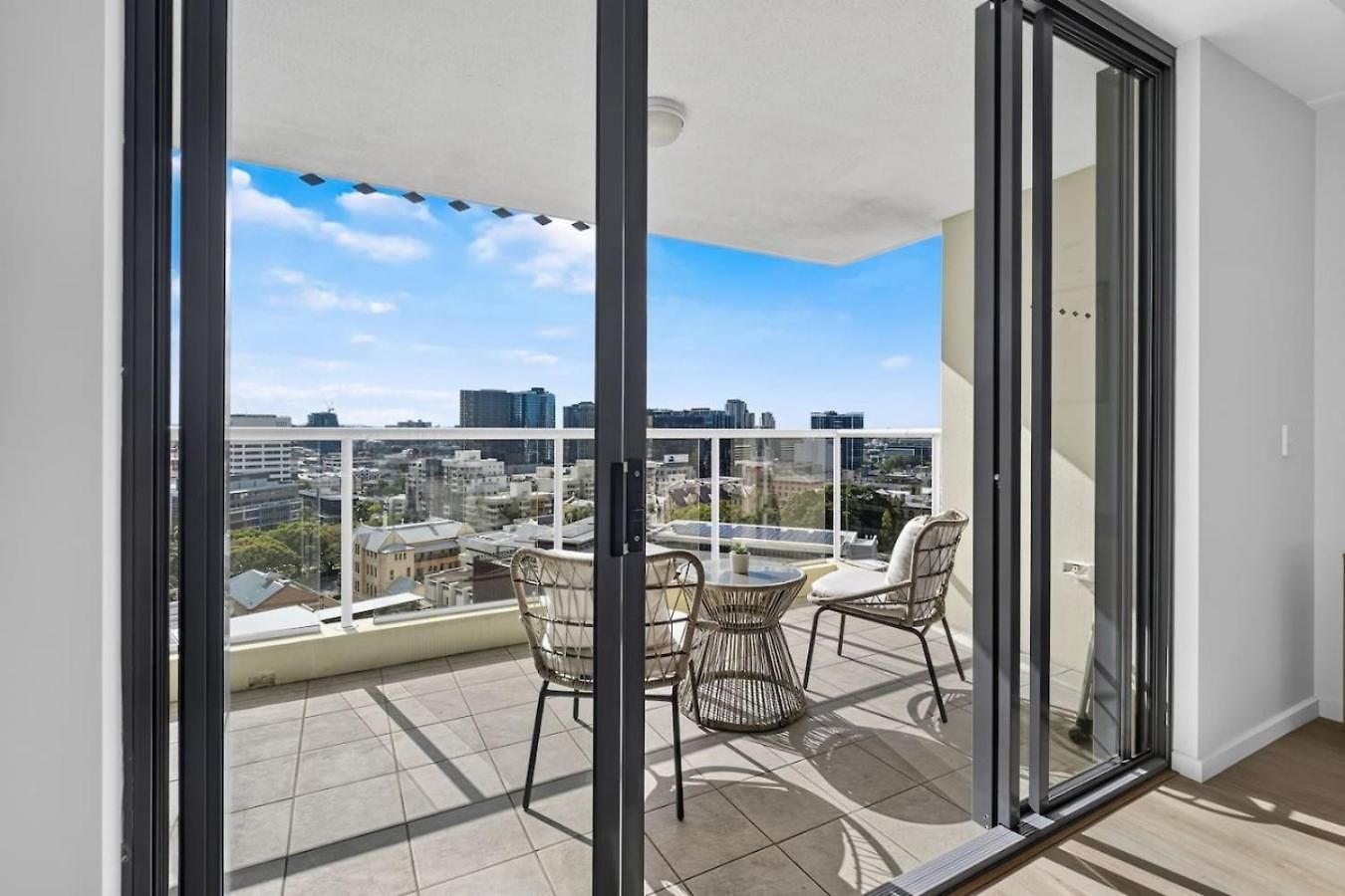 Wake To The River 3 Bedroom Riverside With Pool Gym And Parking Apartment *