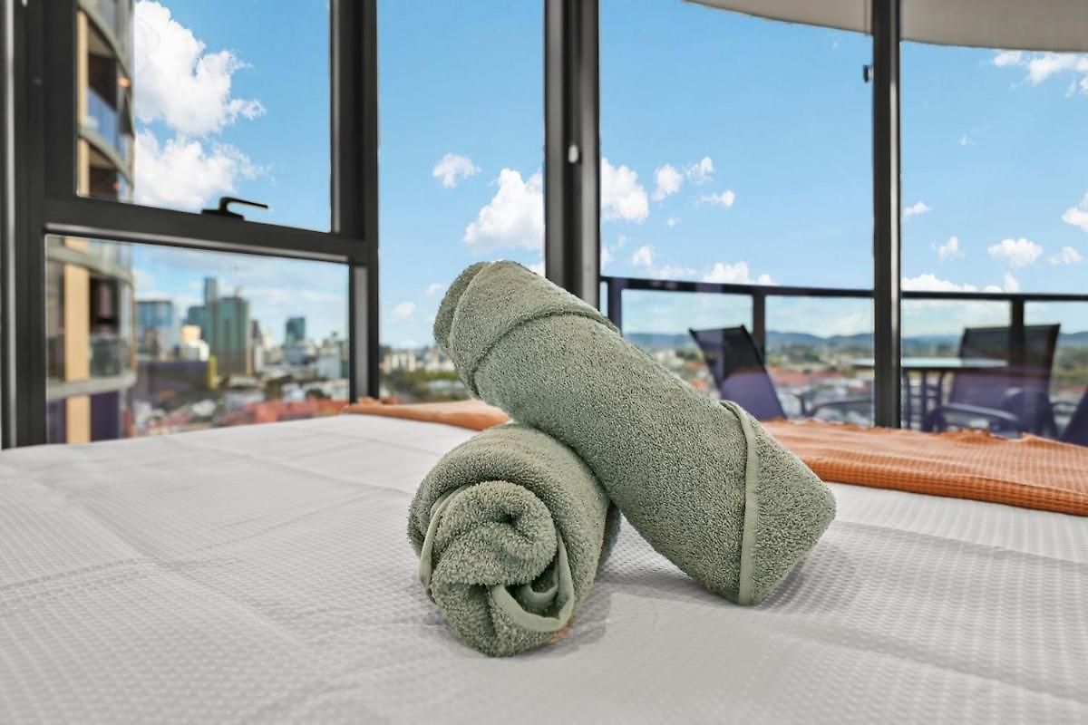 Lvl 22 - Sleep 8 - Pool Cinema & Parking Apartment Brisbane