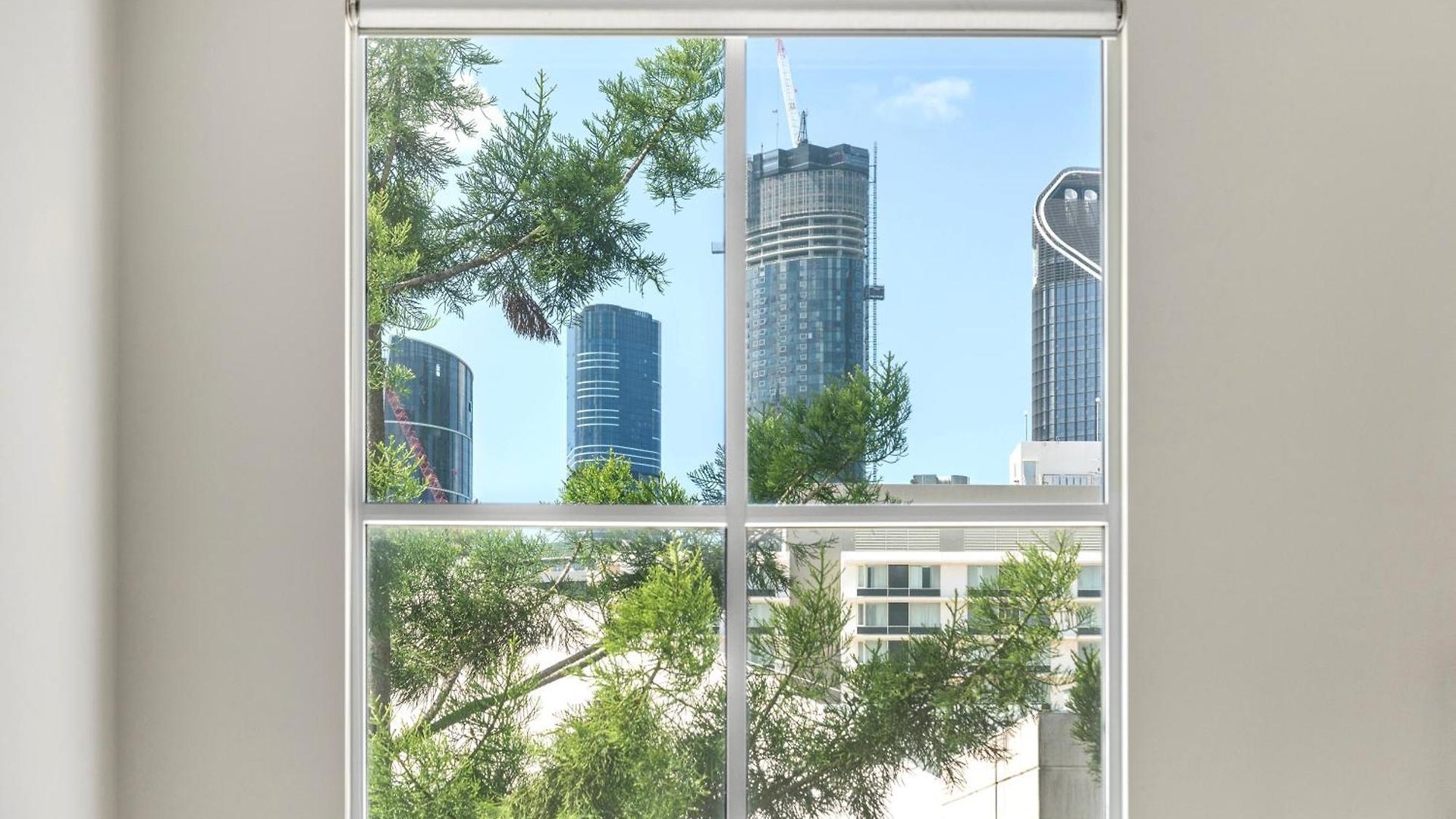 Two-level 3br With Rooftop Balcony & 2 Car Parks Brisbane