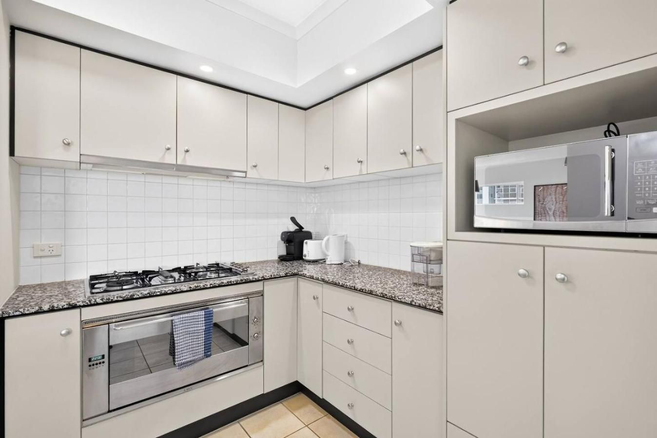 Apartment Wake To The River 3 Bedroom Riverside With Pool Gym And Parking *